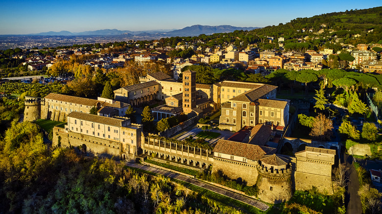 Vue aérienne de l'abbaye et des environs à Grottaferrata