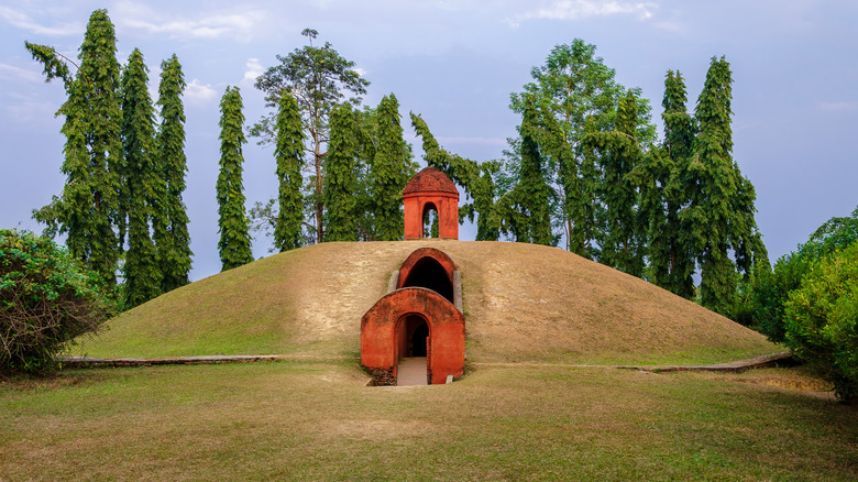 L'une des pyramides célèbres d'Assam sculptée dans une colline