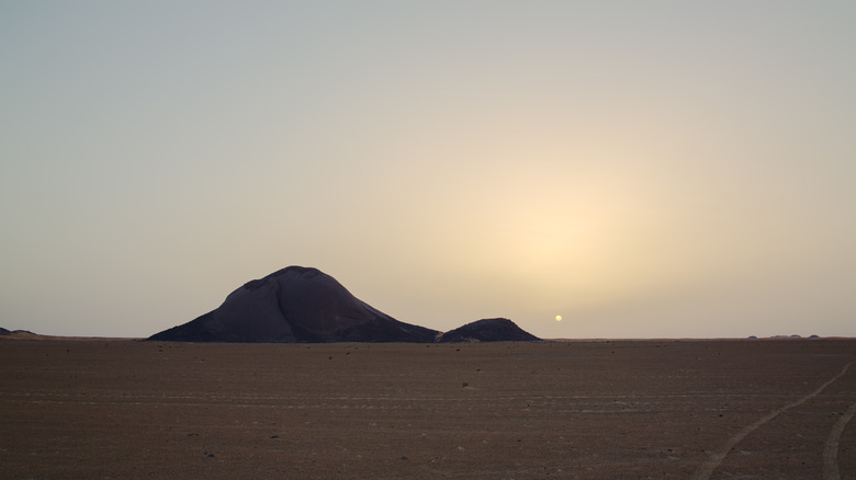 Monolithe de Ben Amera en Mauritanie avec le coucher du soleil