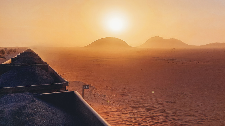Les chariots du minerai de fer en Mauritanie avec des monolithes visibles au loin
