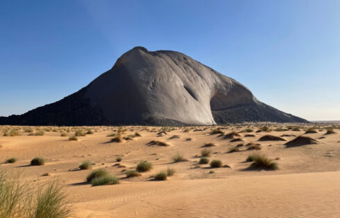 L'un des plus grands monolithes naturels du monde est une merveille secrète en pierre en Afrique, peu de touristes peuvent trouver
