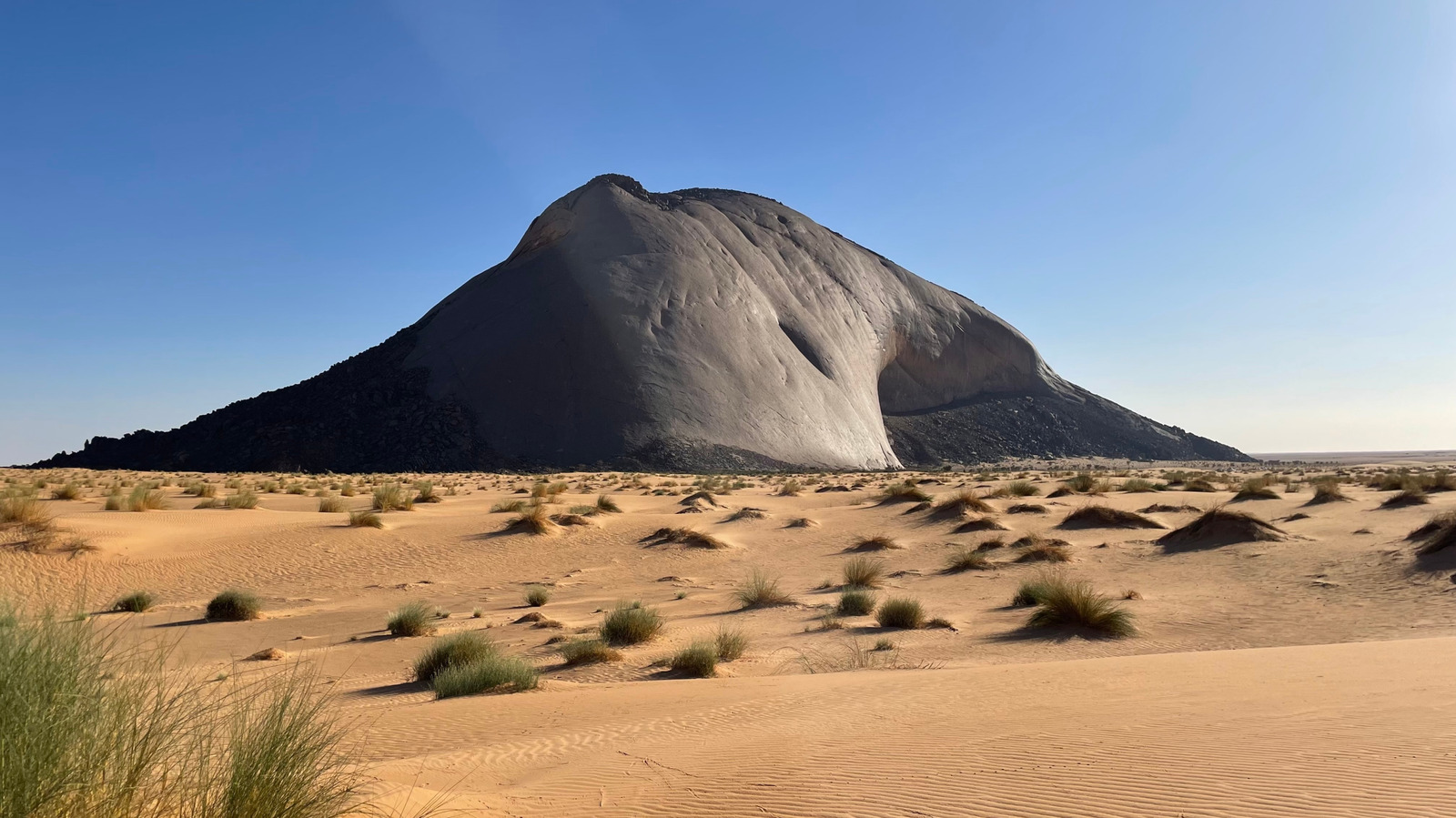 L'un des plus grands monolithes naturels du monde est une merveille secrète en pierre en Afrique, peu de touristes peuvent trouver