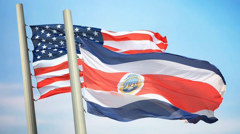Les Américains et Costa Rican contre un ciel bleu