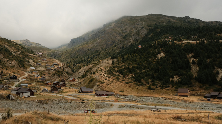 Gjeravica dans les montagnes du Kosovo un jour brumeux