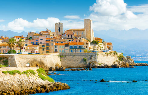 La ville française de la Riviera qui est une plaque tournante artistique spectaculaire avec un charme côtier et une scène de café florissante