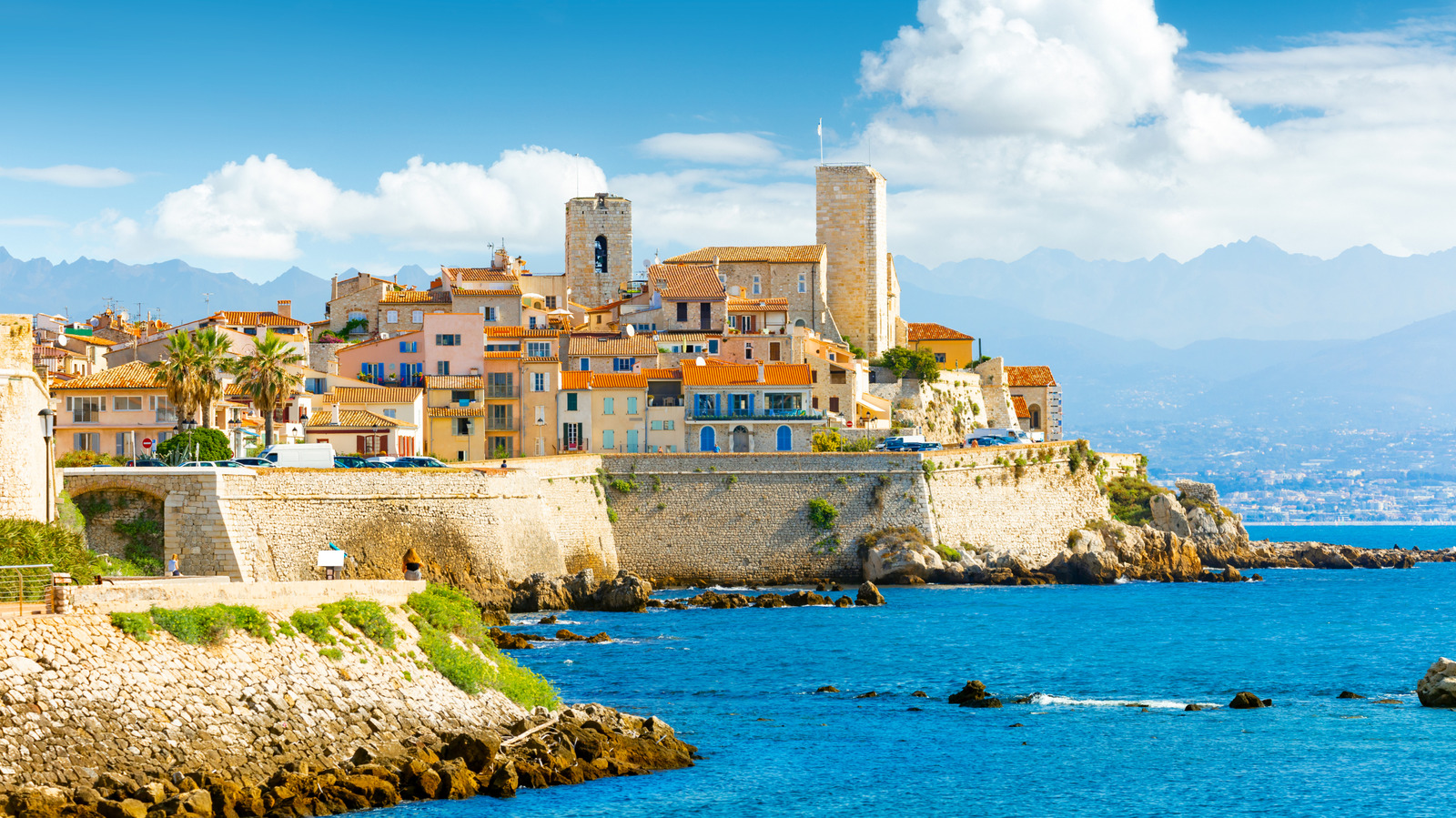 La ville française de la Riviera qui est une plaque tournante artistique spectaculaire avec un charme côtier et une scène de café florissante