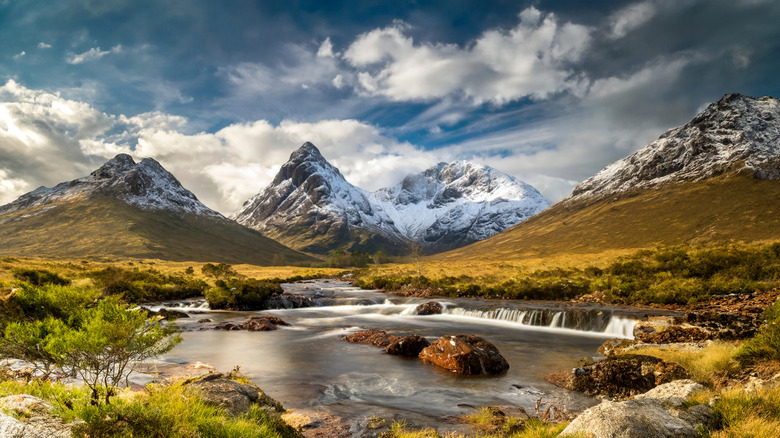 Une vue panoramique de Buachaille Etive Mòr tenant de la neige à Glencoe, en Écosse