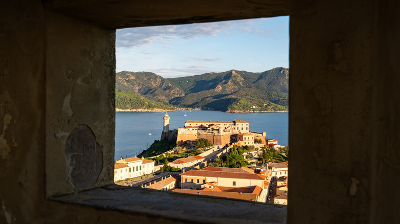 Vue du fort de Portoferraio et des montagnes