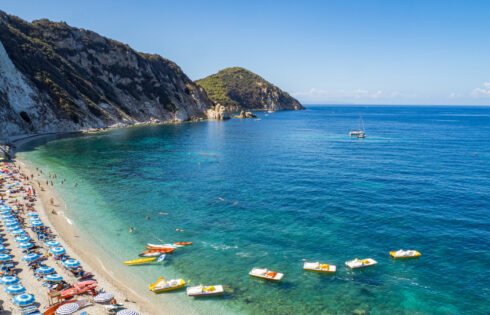 Italie Hidden Gem est une ville enchanteresse offrant une évasion de plage moins courte pour les touristes qui aiment la mer