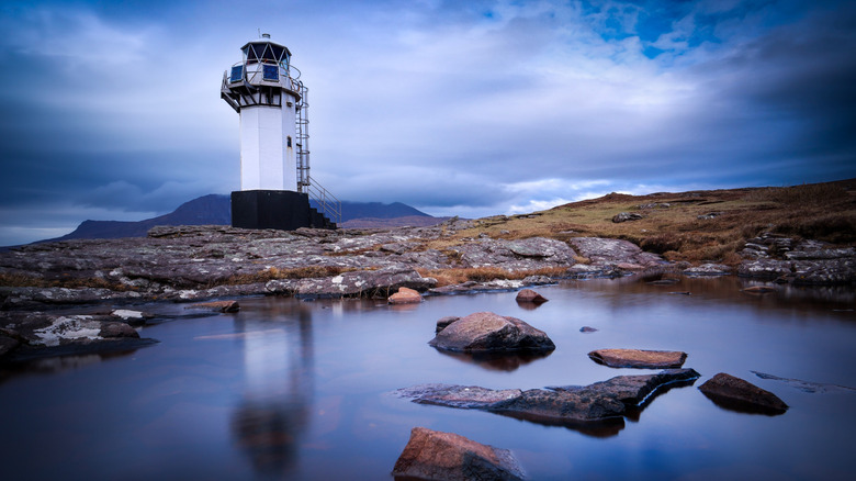 Rhue Lighthouse marquant l'entrée de Loch Broom