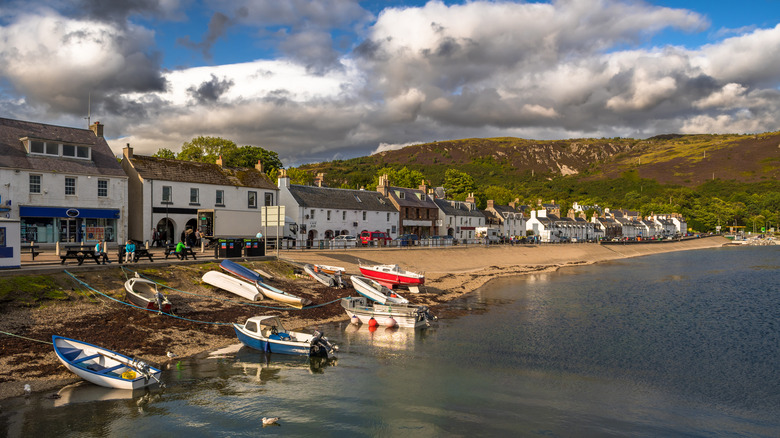 Bateaux le long du côté portuaire de ullapool