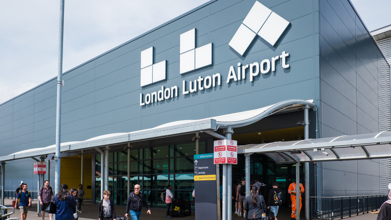 À l'extérieur de l'aéroport de Londres Luton