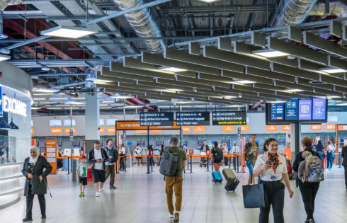 Un aéroport britannique connu comme l'un des pires a un surpeuplement, des délais de traitement lents et des installations obsolètes