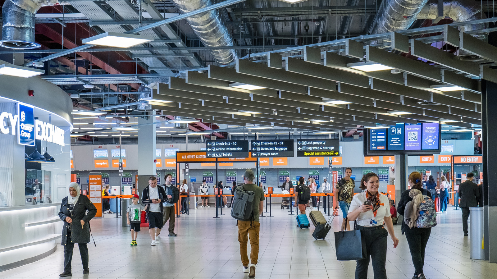 Un aéroport britannique connu comme l'un des pires a un surpeuplement, des délais de traitement lents et des installations obsolètes