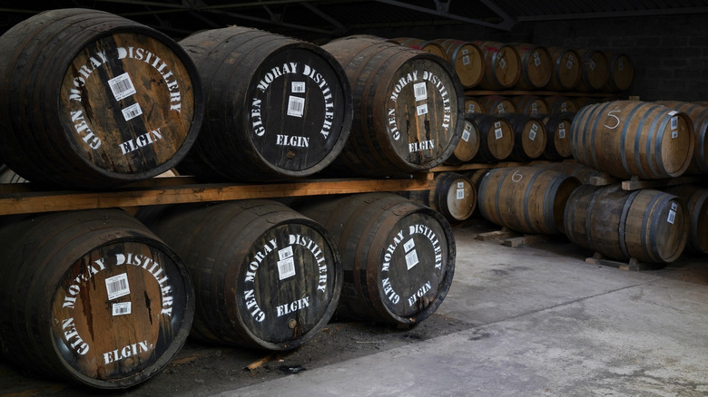 Barils de whisky en bois à la distillerie de Glen Moray à Elgin, en Écosse,