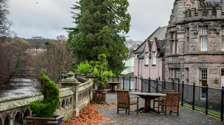 Une terrasse le long de la rivière et près des bâtiments historiques d'Elgin, en Écosse,