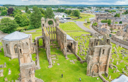 Sandwich entre Inverness et Aberdeen est une ville écossaise piétonne avec une cathédrale et des brasseries