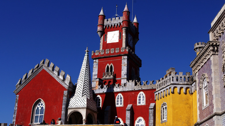 Palais avec une façade rouge, jaune et bleu clair