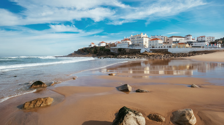 Petit village côtier surplombant une plage de sable