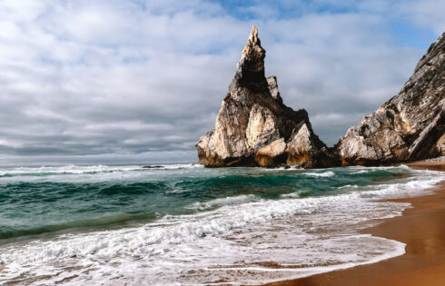 Le secret le mieux gardé du Portugal est une crique de plage cachée pour l'isolement et la beauté incroyable sur la côte de Lisbonne