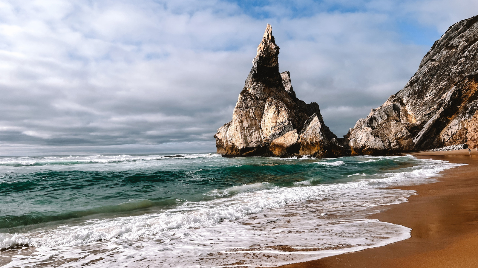 Le secret le mieux gardé du Portugal est une crique de plage cachée pour l'isolement et la beauté incroyable sur la côte de Lisbonne