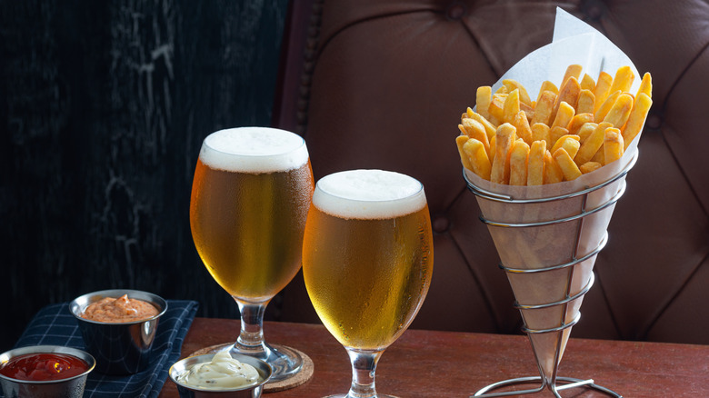 Frites belges et bière sur une table