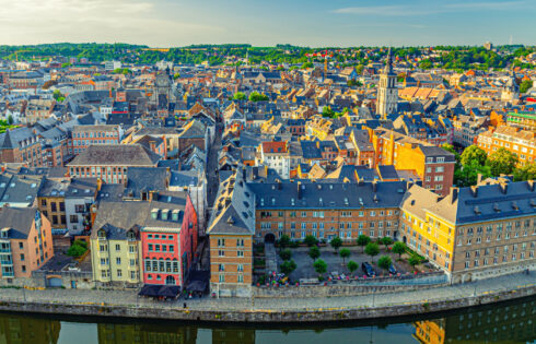Cette ville sous-estimée en Belgique rassemble des châteaux et une culture avec de superbes vues sur la rivière et un charme artistique