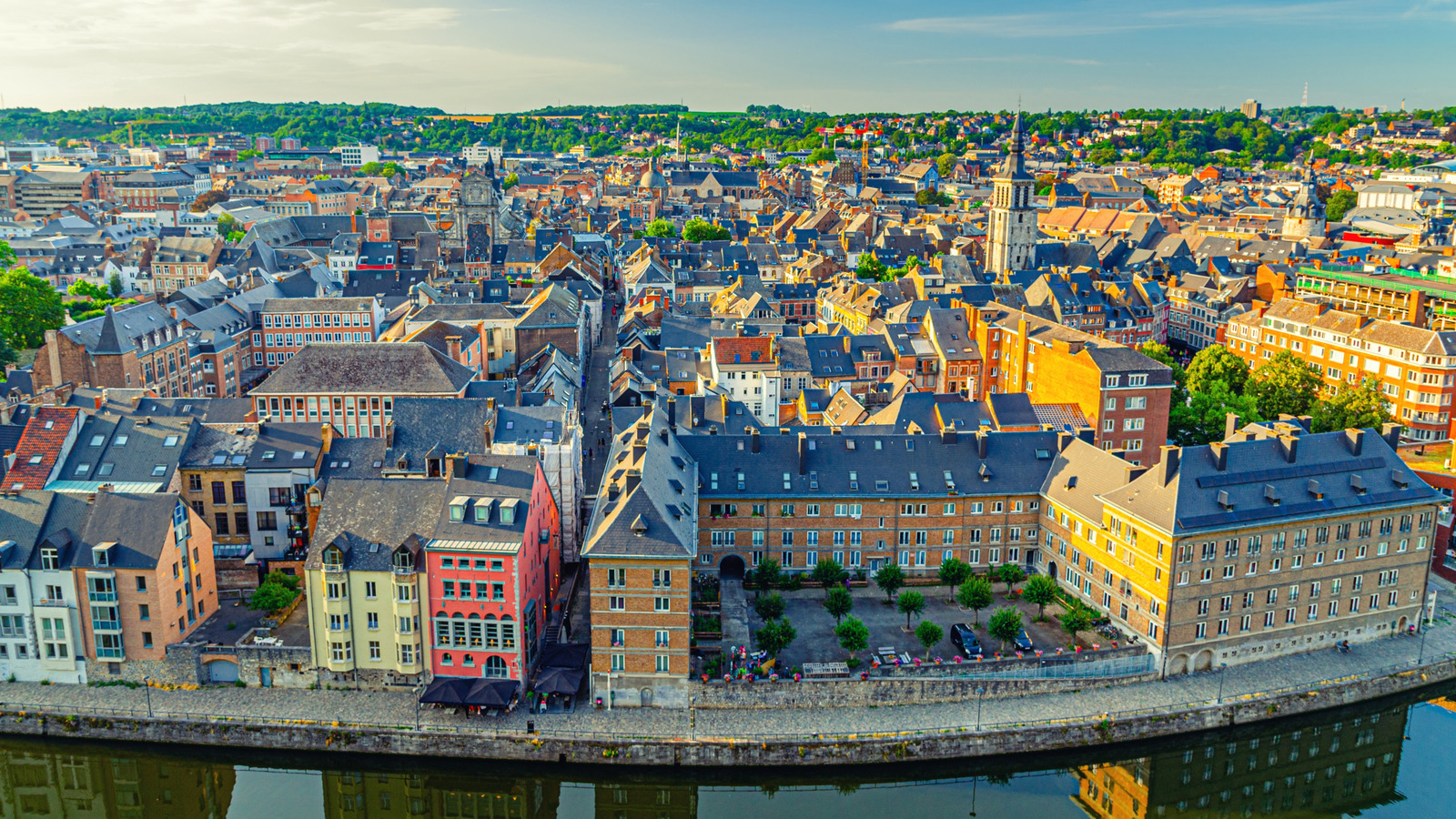 Cette ville sous-estimée en Belgique rassemble des châteaux et une culture avec de superbes vues sur la rivière et un charme artistique