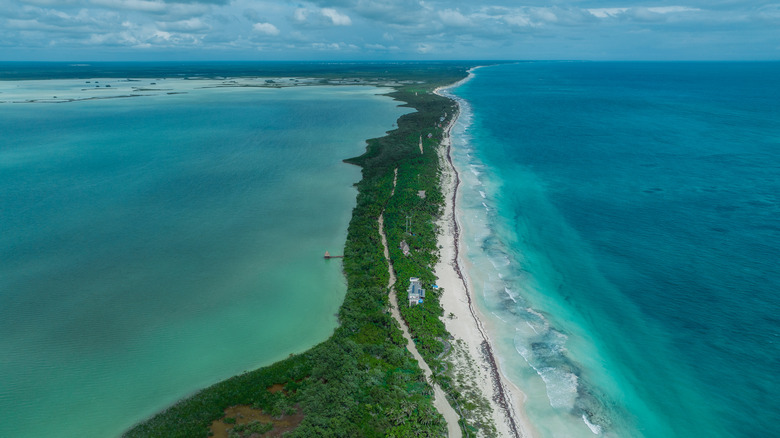 Vue aérienne de la péninsule de Punta Allen et Sandy Road