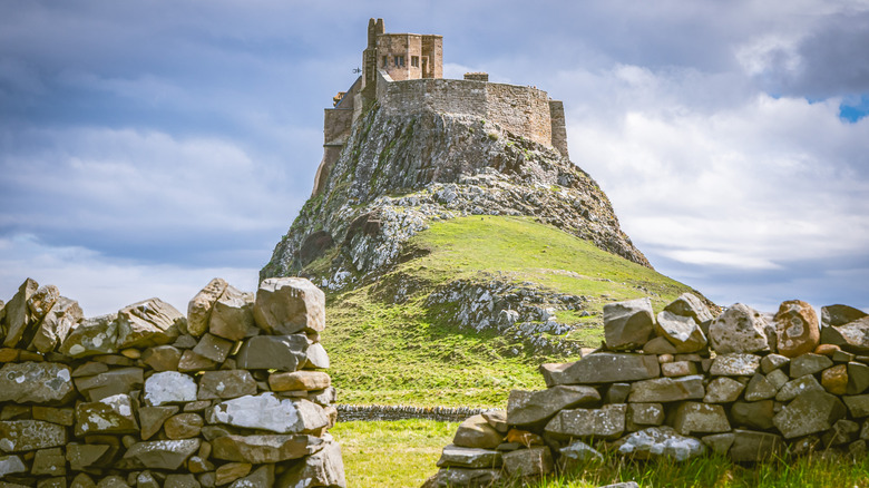 Château de Lindisfarne dans le nord-est de l'Angleterre