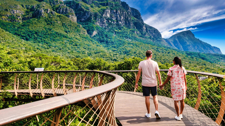 Couple sur Boomslang Walkway à Kirstenbosch Botanical Gardens en Afrique du Sud