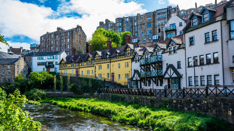 Bâtiments et verdure dans le village de Dean, à côté d'une rivière à Édimbourg, en Écosse