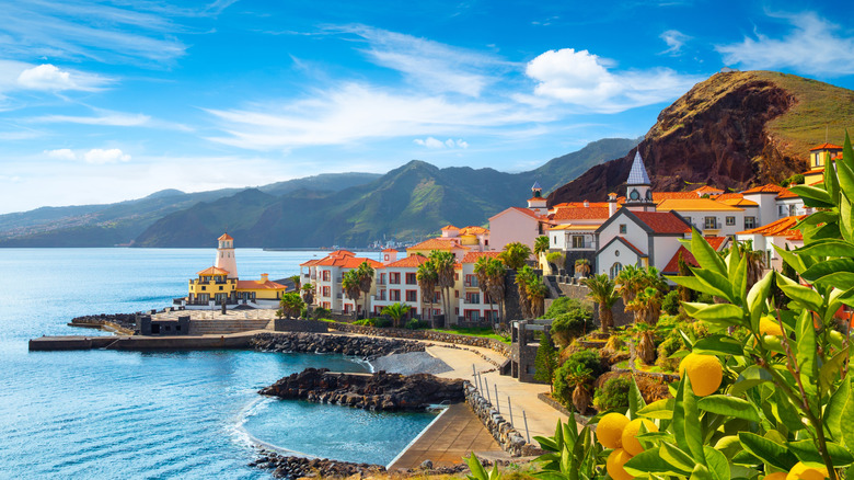 Belle ville balnéaire portugaise avec un paysage montagneux et un citronnier