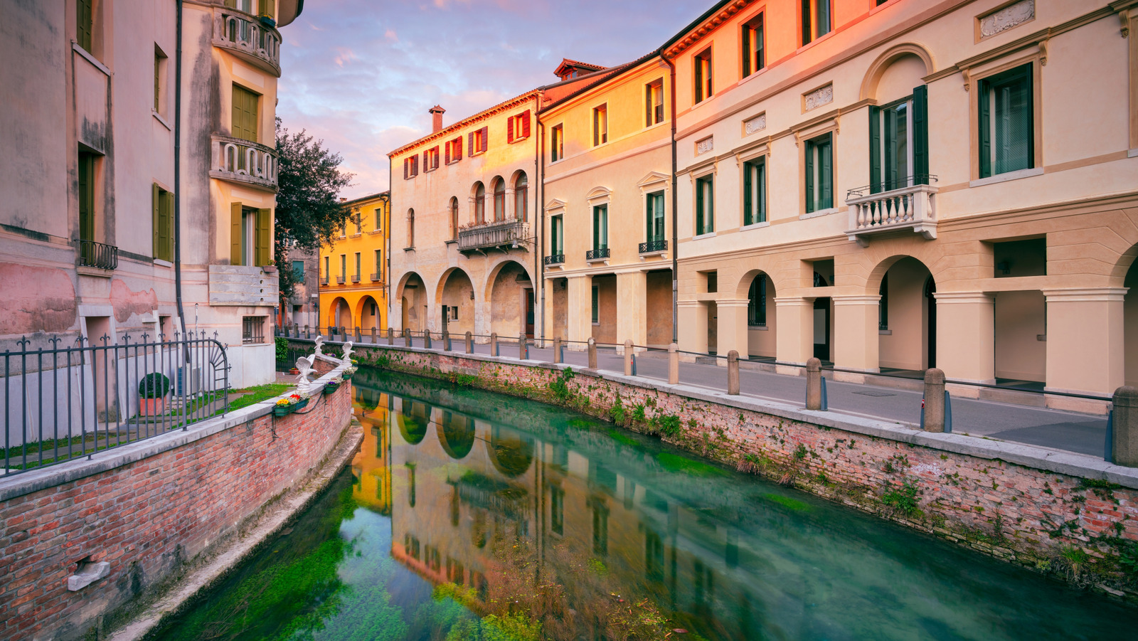 Une évasion italienne secrète moins touristique que Venise a la même beauté canal, les vins savoureux et les vues de conte de fées