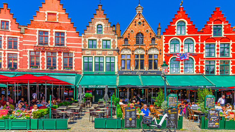 Maisons à pignon colorées et étanchées à Markt Square à Bruges