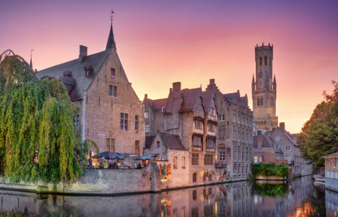 La ville la plus accessible à pied d'Europe est une enclave médiévale directement d'un conte de fées appelé «Venise du nord»