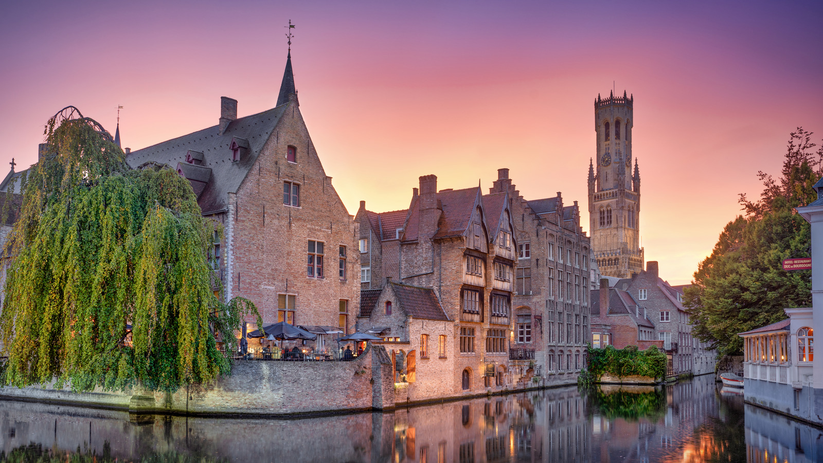 La ville la plus accessible à pied d'Europe est une enclave médiévale directement d'un conte de fées appelé «Venise du nord»