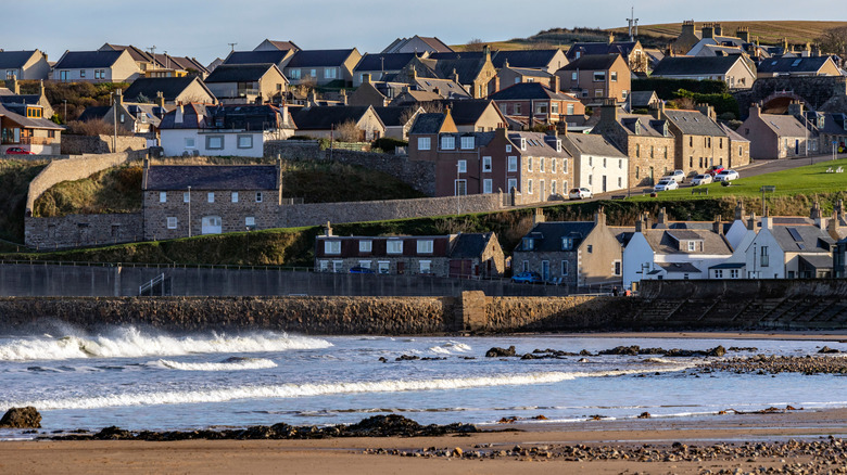 Le village côtier de pêcheurs de Cullen, en Écosse, vu depuis une plage