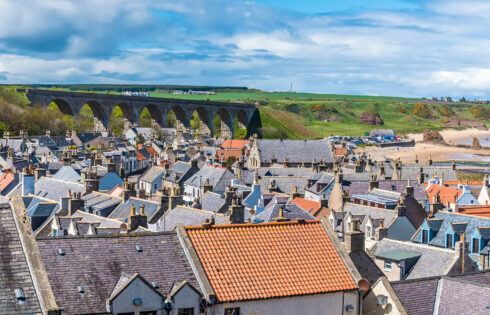 Le village côtier caché d'Écosse entre les plages dorés et les falaises éthérées propose des cafés originaux et un charme