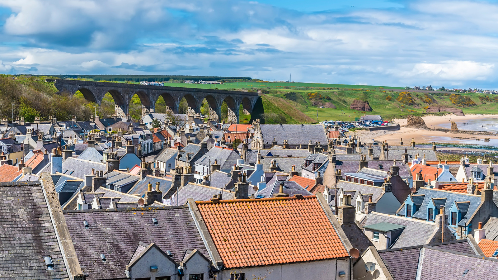 Le village côtier caché d'Écosse entre les plages dorés et les falaises éthérées propose des cafés originaux et un charme
