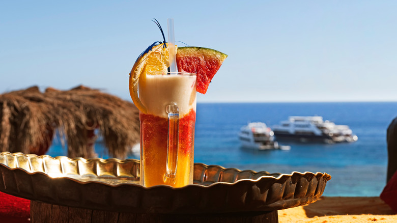 Cocktail de fruits avec des tranches de fruits dans un bar de plage tropical