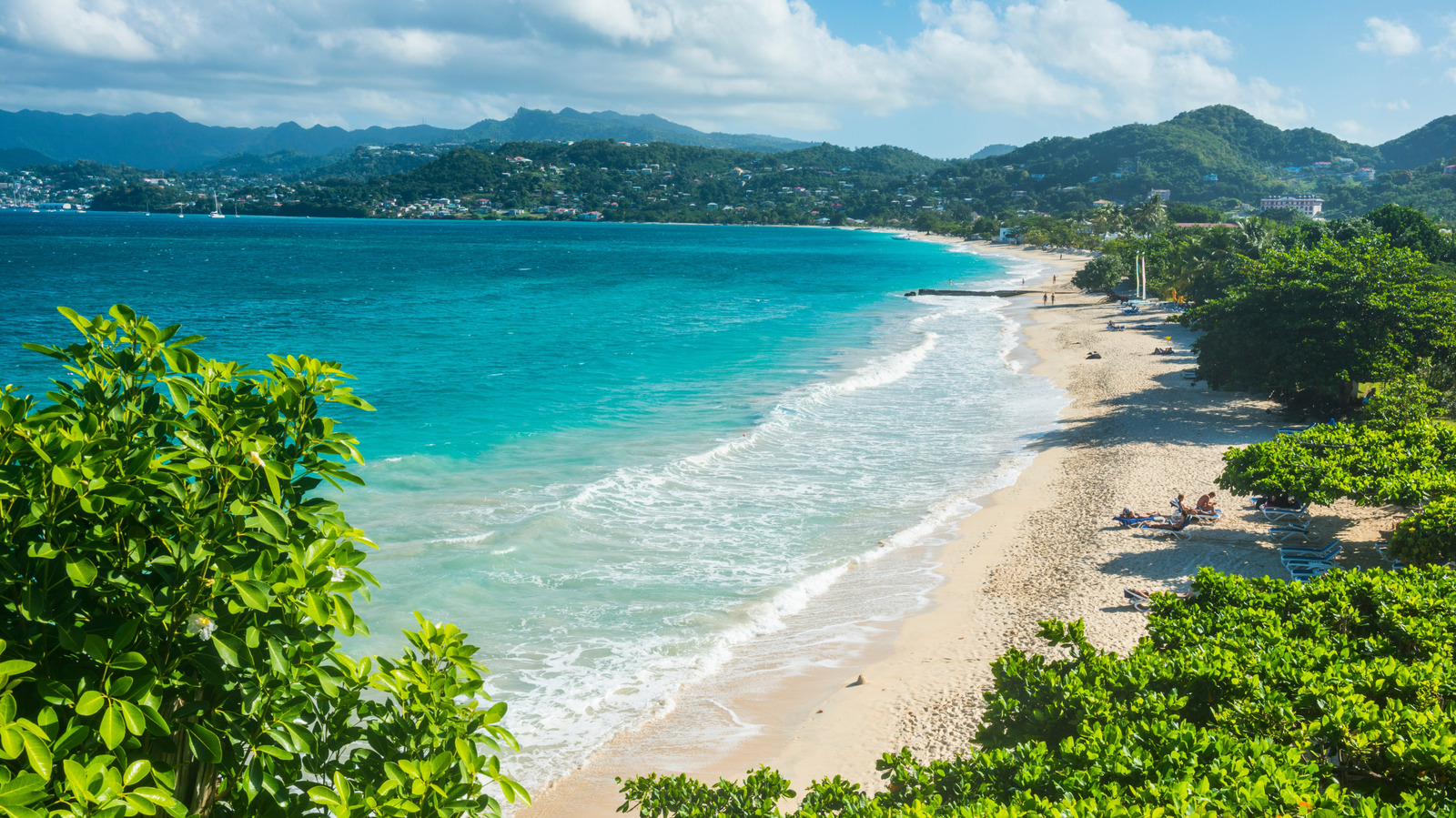 L'une des meilleures plages du monde est un joyau des Caraïbes peu fréquenté avec des sables dorés et des eaux turquoise