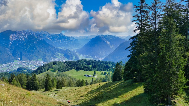 Une vue sur les vallées et Bludenz