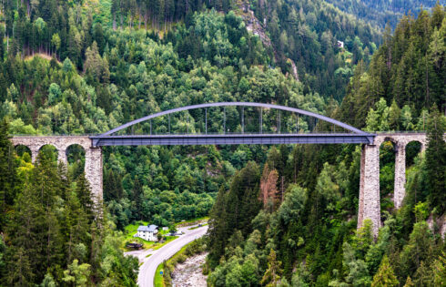 Un trajet en train abordable en Autriche vous emmène à travers les Alpes à couper le souffle dans un confort inégalé