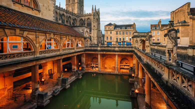 Les bains romains à Bath, en Angleterre, la nuit