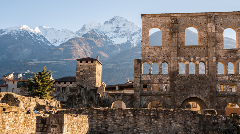 Vue du théâtre romain avec des montagnes enneigées en arrière-plan dans la vallée d'Aosta, en Italie