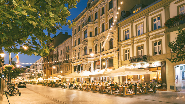 Piotrkowska Street bordé de cafés, łódź, Pologne