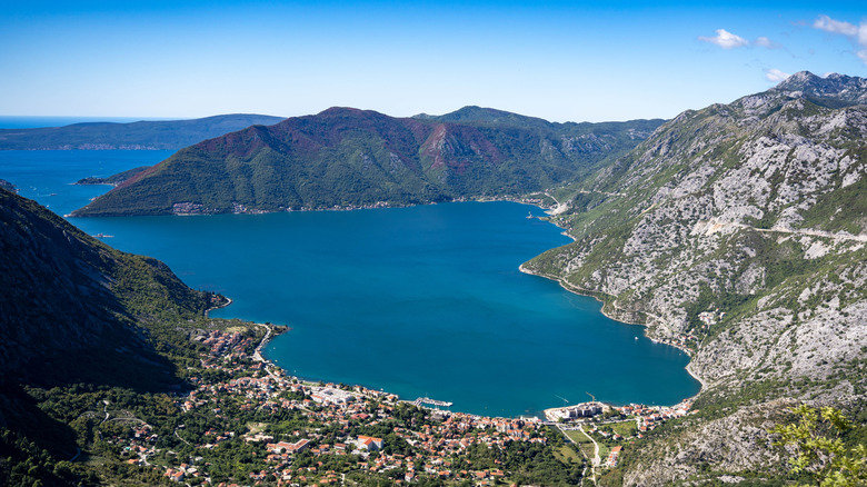 Vue panoramique de Risan Bay au Monténégro