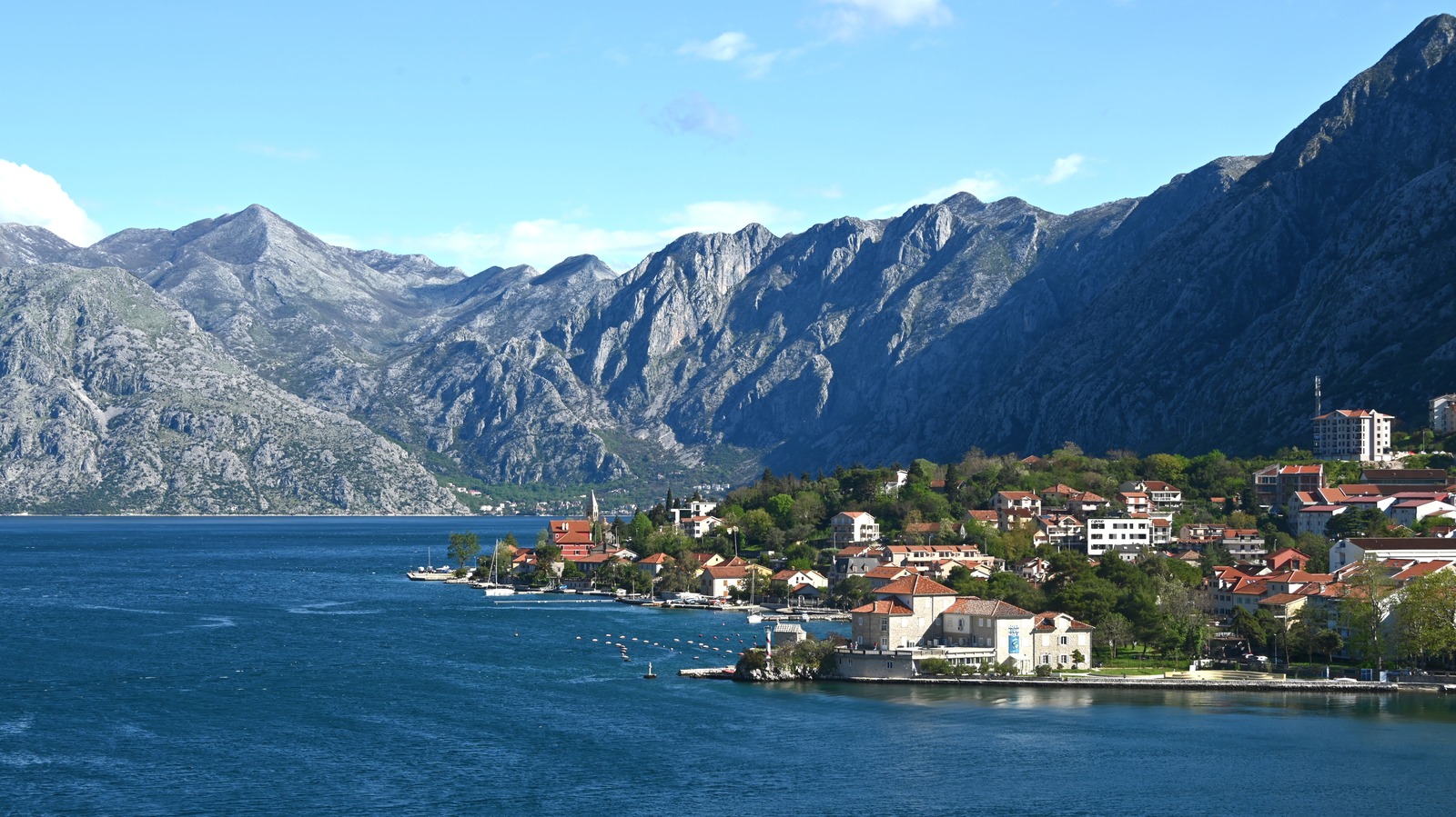 L'alternative moins touristique de Kotor possède des plages tranquilles du Monténégro, des bouchées des Balkans et un charme historique