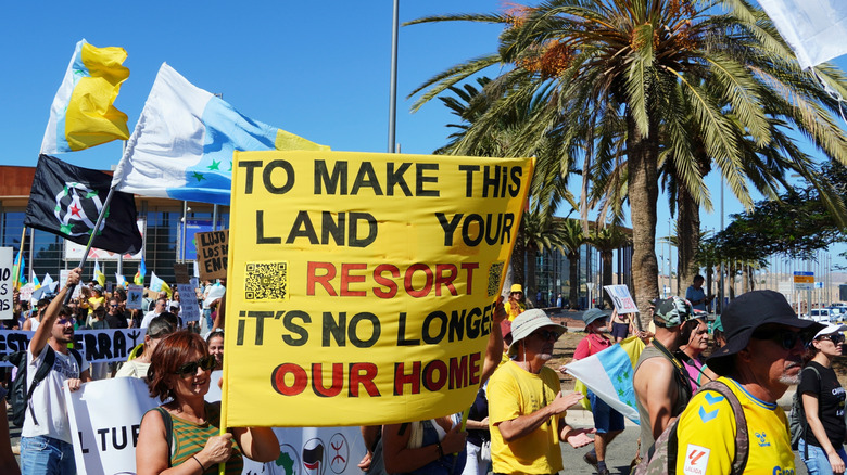 Les habitants protestent contre le suntourisme dans les îles Canaries, en Espagne